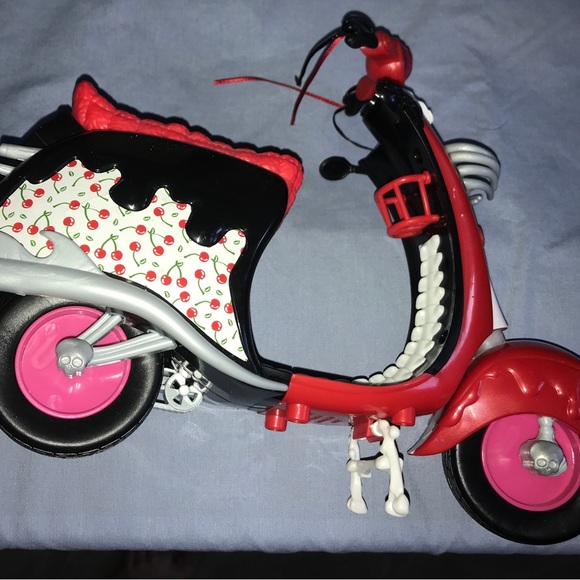 Monster High Ghoulia Yelps Scooter - Picture 3 of 5